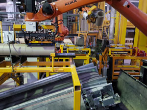 Kuka Industrie-Roboter in einer Schamottrohr-Fabrikation
